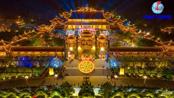 toàn cảnh chùa ba vàng