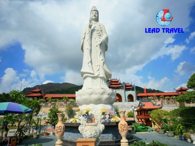 tour du lich chua ba vang